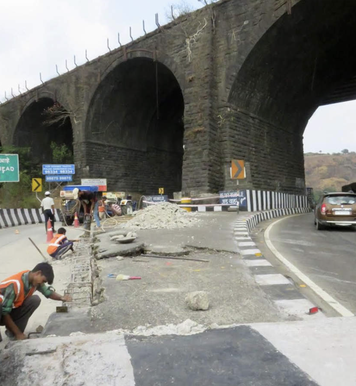 Demolition of the 190-Year-Old Amrutanjan Bridge on the Mumbai-Pune Expressway - kasturi earthmovers