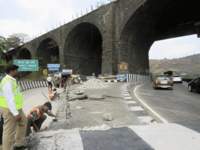 Demolition of the 190-Year-Old Amrutanjan Bridge on the Mumbai-Pune Expressway - kasturi earthmovers