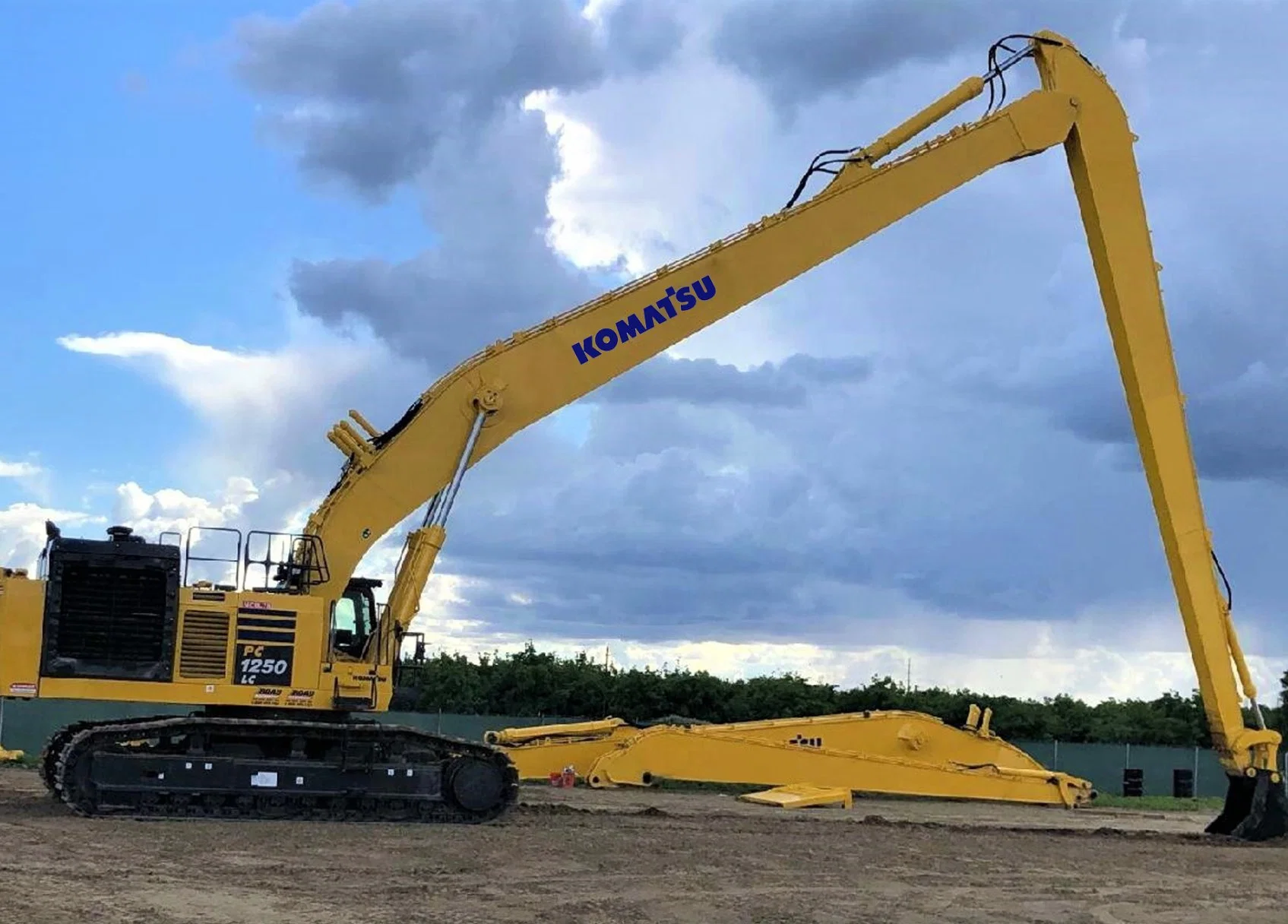 pc 2000 excavator with long boom excavator on rent, Long Reach Excavators for rent, Long Reach Excavators on rent