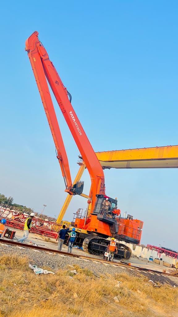 32 meter long boom excavator on rental, earth movers, earth moving