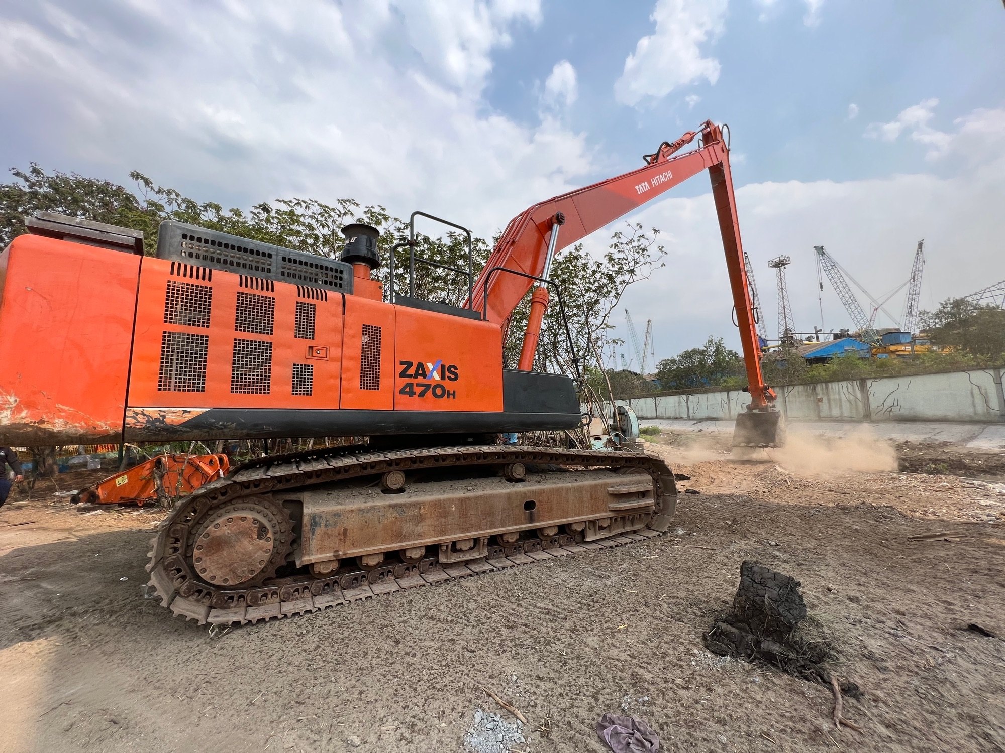 Rent TATA 470 long boom excavator for deep excavation, desilting, and mining in Pune, Mumbai, Ahmedabad, Hyderabad, and other top cities across India.